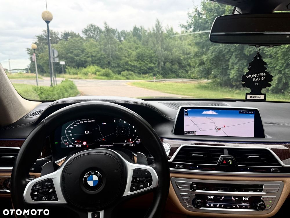 BMW Seria 7 750i xDrive sport - 12