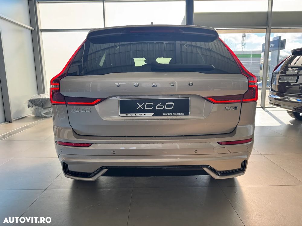 Volvo XC 60 B5 AT AWD MHEV Plus Dark - 6