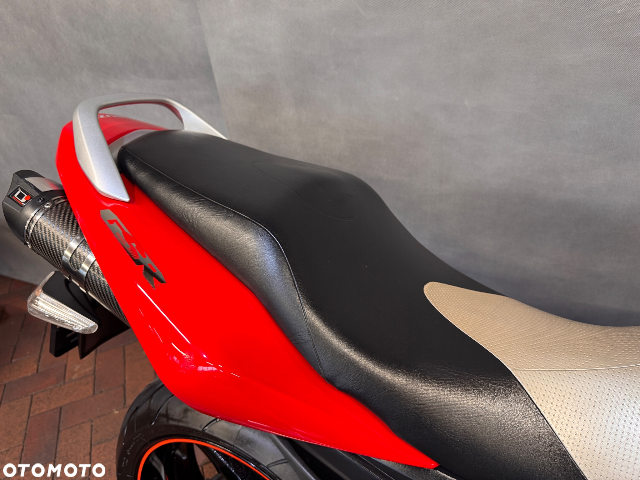 Suzuki GSR - 13