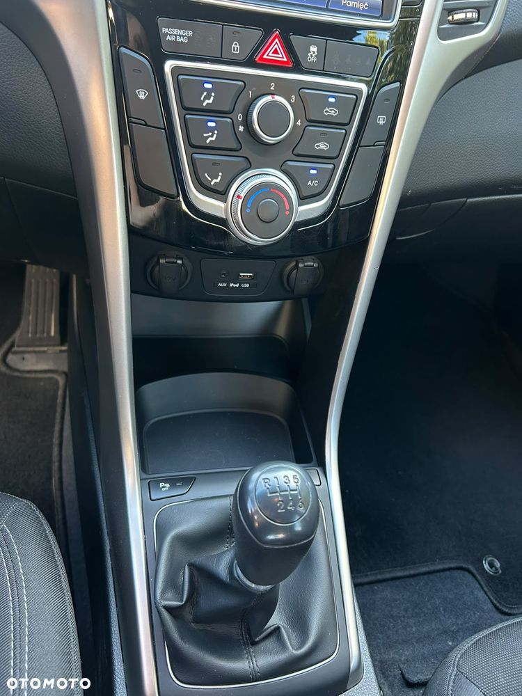 Hyundai i30 blue 1.4 Trend - 17