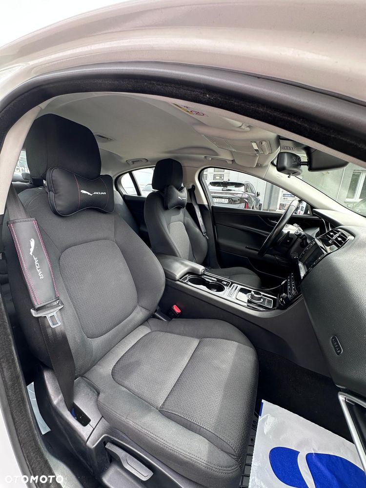 Jaguar XE - 8