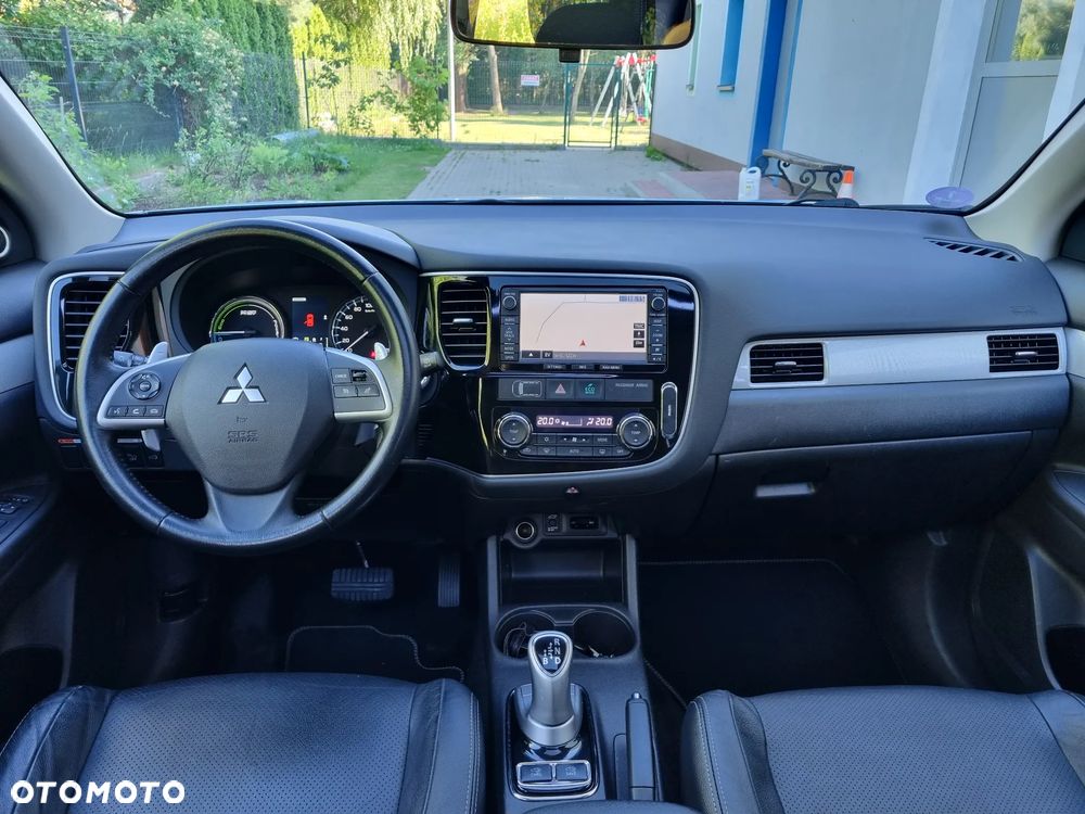 Mitsubishi Outlander Instyle NAVI + - 8