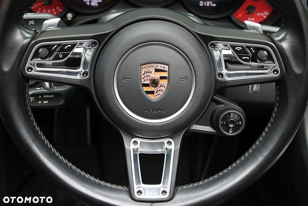 Porsche 911 Carrera 4 GTS PDK - 19