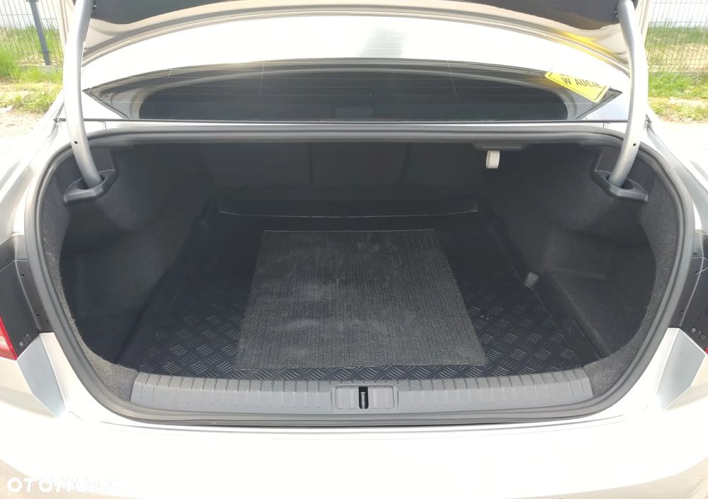 Volkswagen Passat 2.0 TDI SCR Trendline - 13