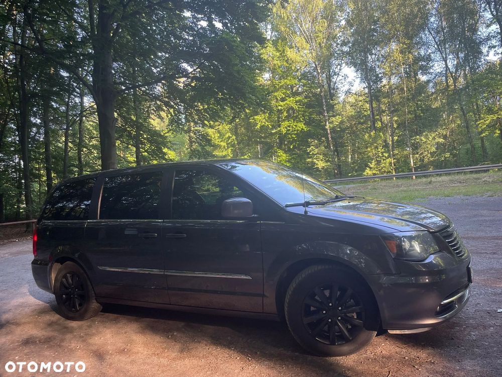 Chrysler Town & Country - 4