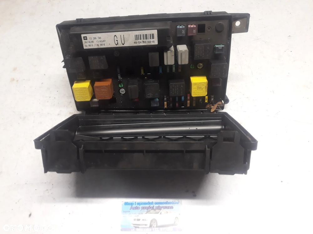 SKRZYNKA BEZPIECZNIKÓW OPEL ZAFIRA B  1,9 CDTI  01534921-1
