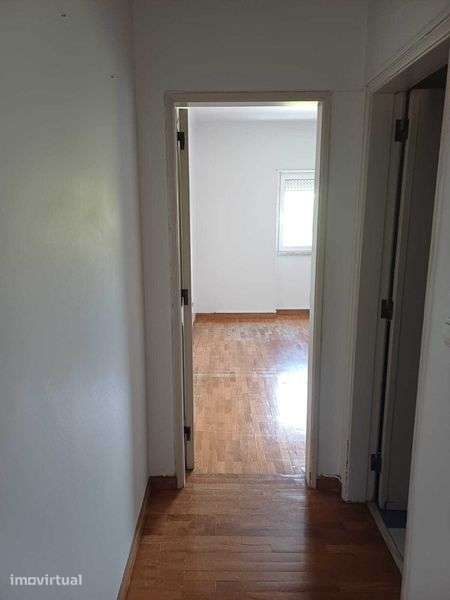 Apartamento T3 Boa localização em bom estado - Grande imagem: 2/6