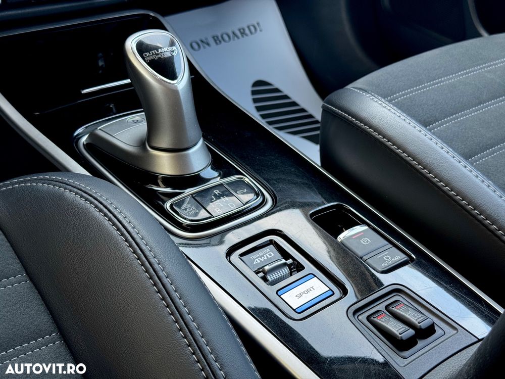 Mitsubishi Outlander 2.4 4WD Plug-In Hybrid Top - 23