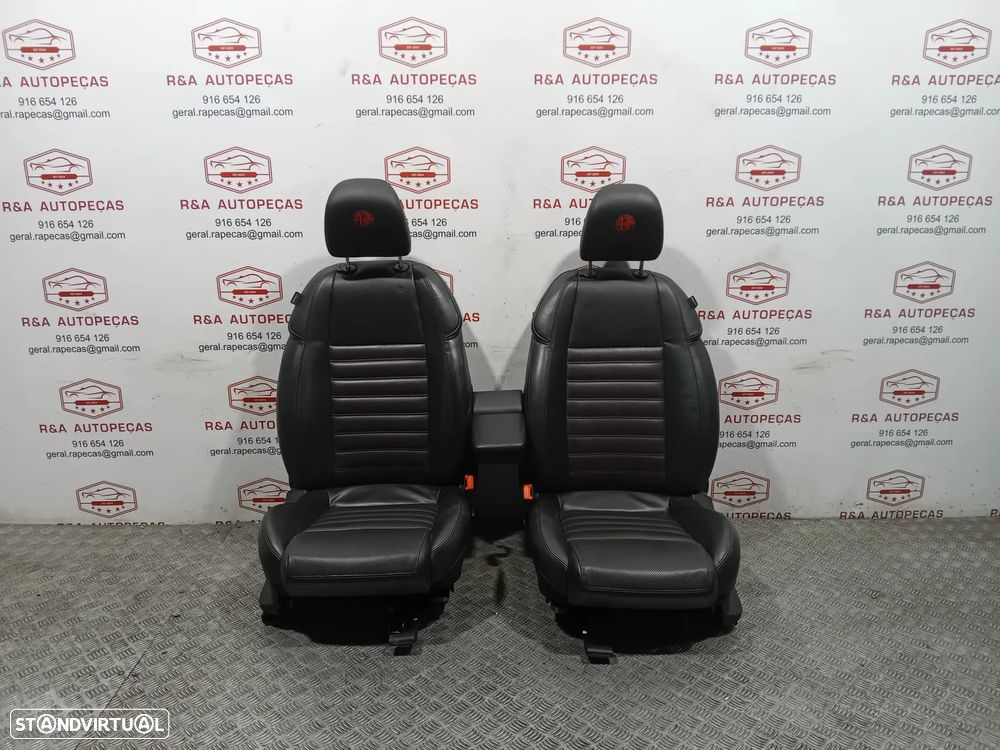 Conjunto de Bancos Alfa Romeo Giulietta em Pele com Costura Vermelha Original - 15