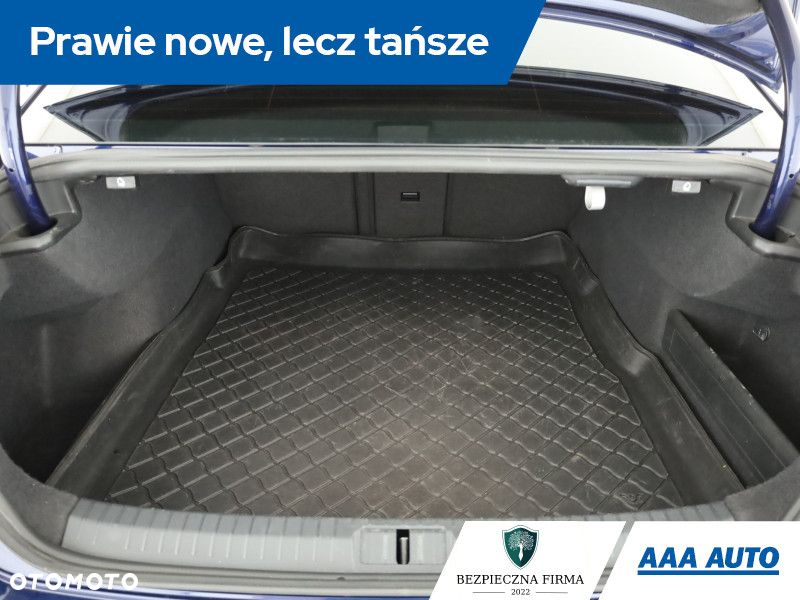 Volkswagen Passat - 12