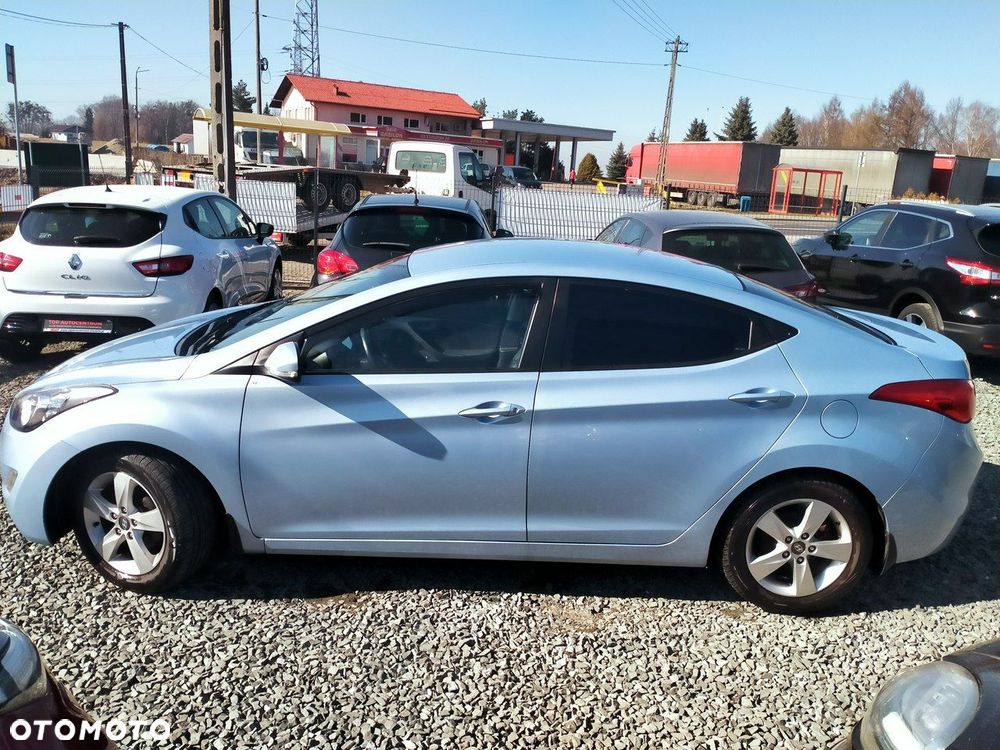Hyundai Elantra - 3