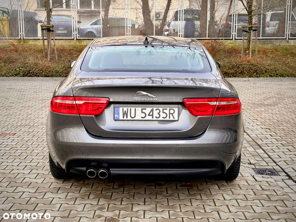 Jaguar XE 2.0 D Prestige - 8