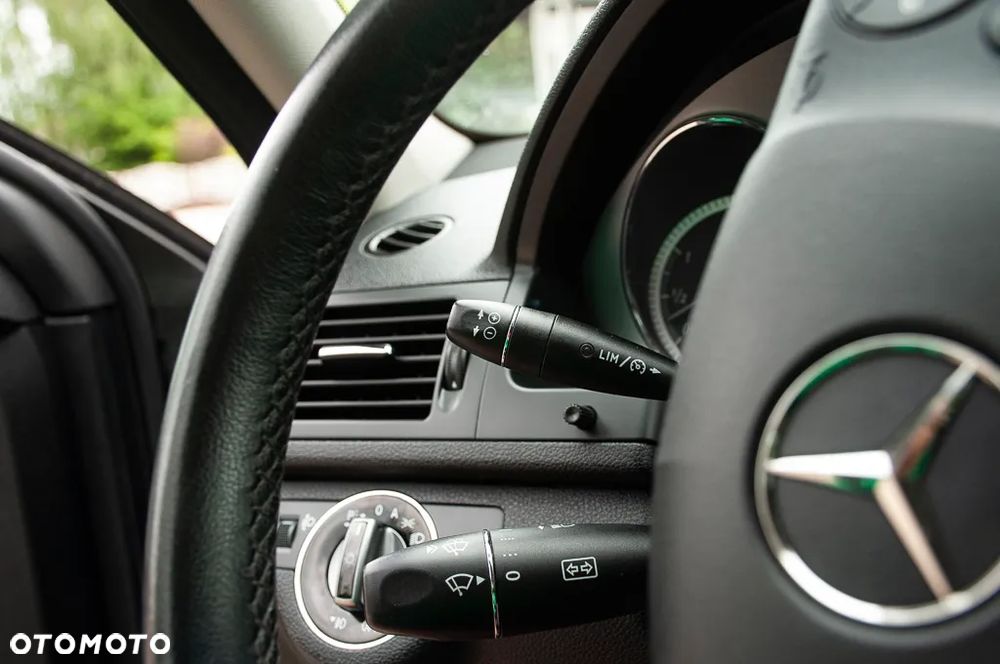 Mercedes-Benz Klasa C 180 CGI Automatik BlueEFFICIENCY Elegance - 33