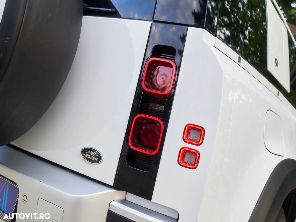 Land Rover Defender 110 2.0L D240 S - 9