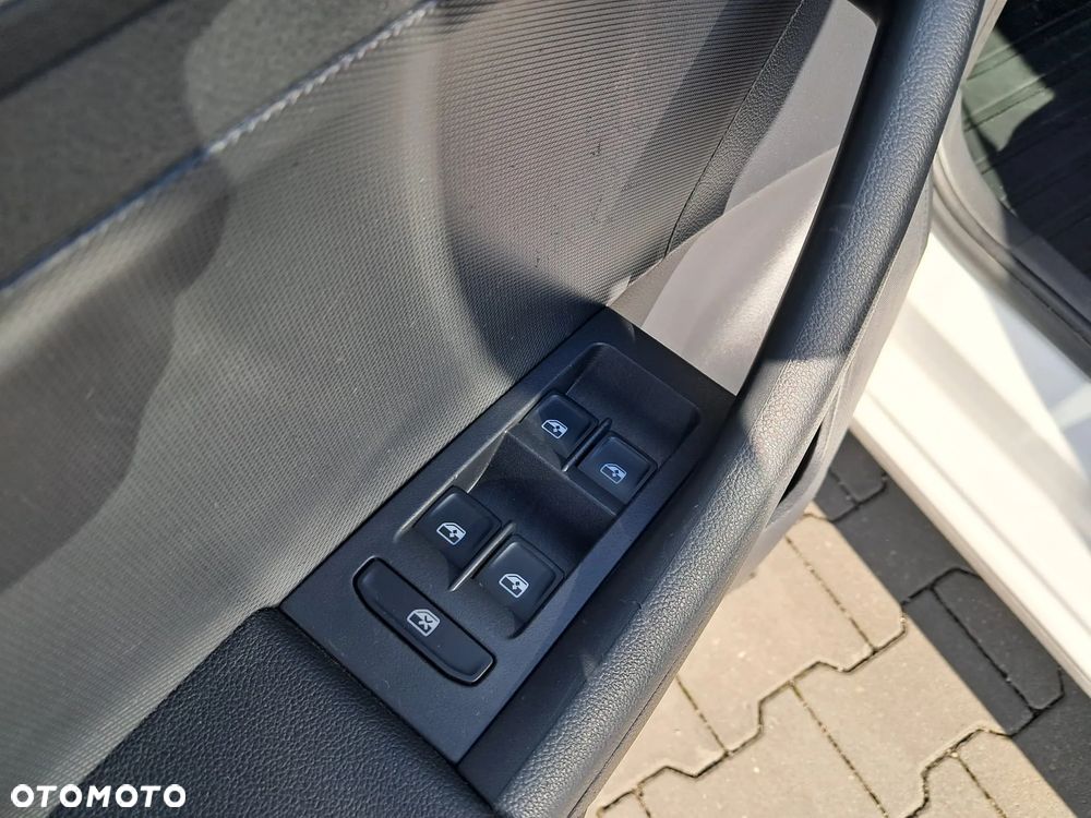 Skoda RAPID 1.0 TSI Ambition - 17