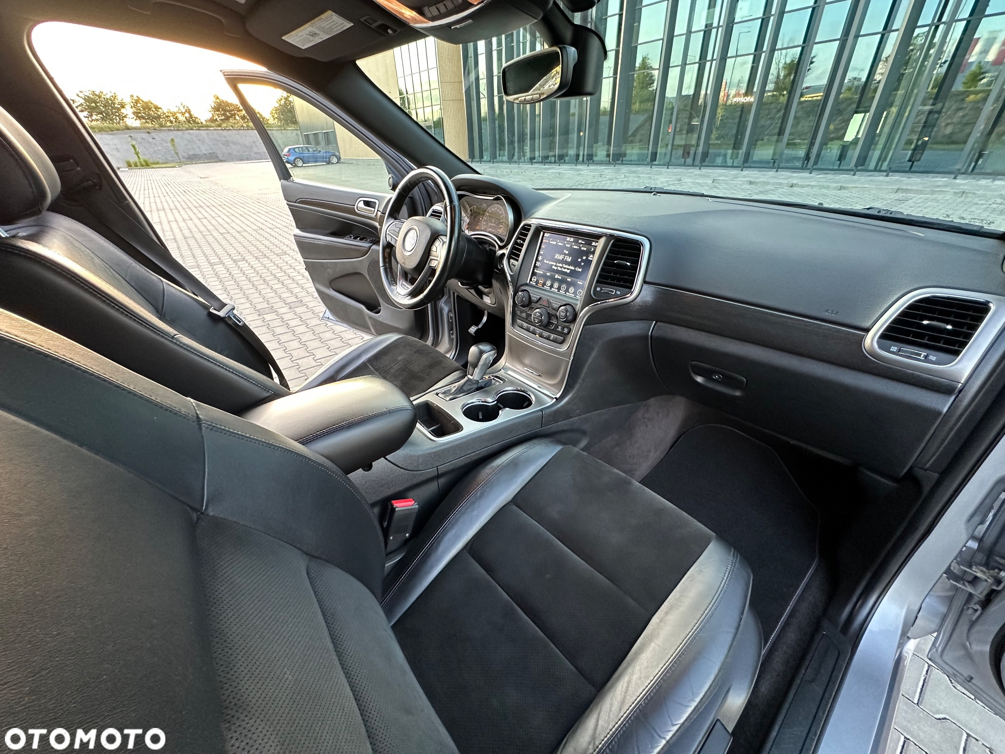 Jeep Grand Cherokee - 24