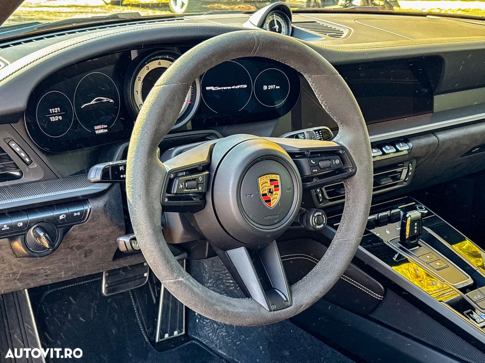 Porsche 911 Carrera 4 GTS PDK - 15