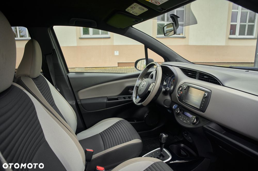 Toyota Yaris Hybrid 100 Selection Passion - 32