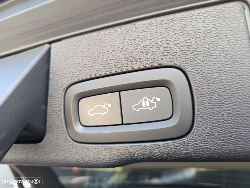 Volvo XC 60 2.0 B4 Momentum Plus Geartronic - 11