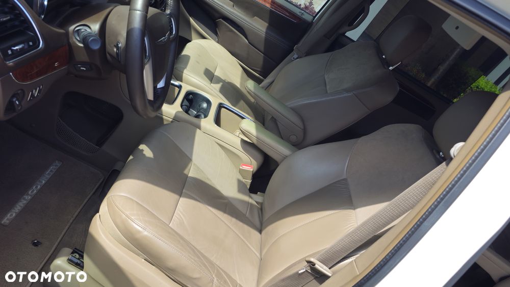 Chrysler Town & Country 3.6 Limited - 21