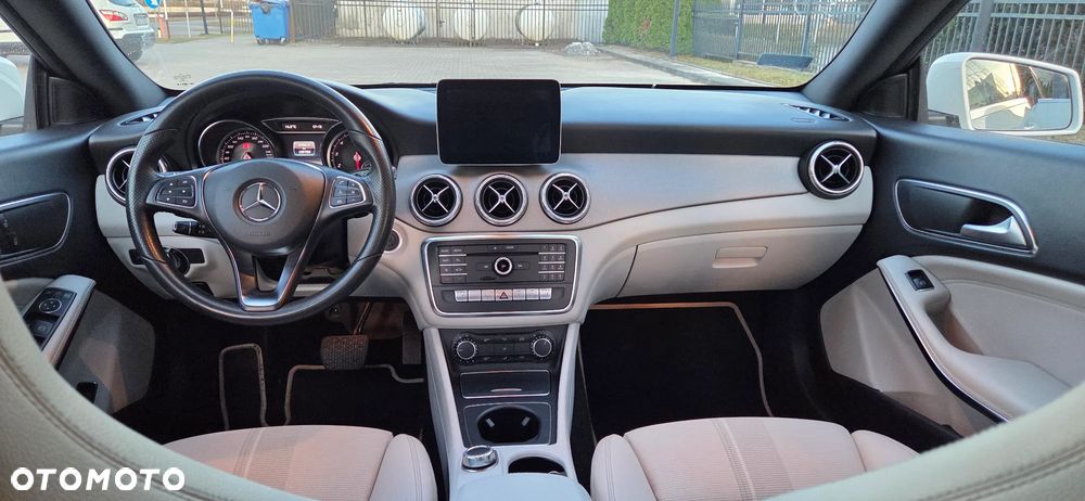 Mercedes-Benz CLA 200 7G-DCT Urban - 10