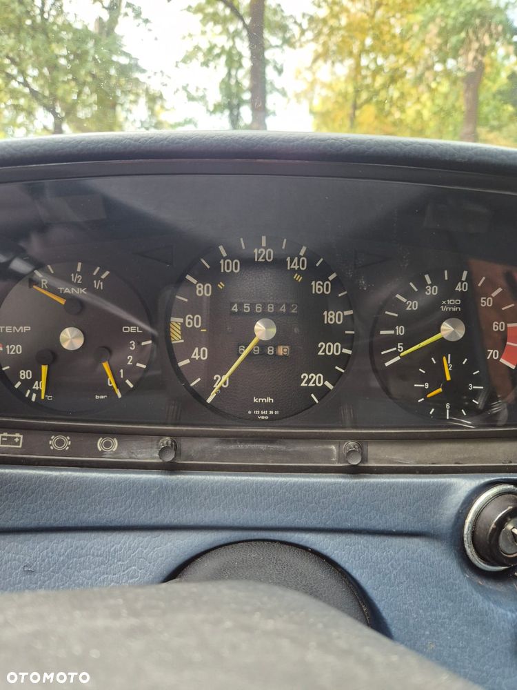 Mercedes-Benz W123 - 23