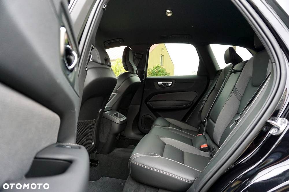 Volvo XC 60 B4 D Plus Dark - 25