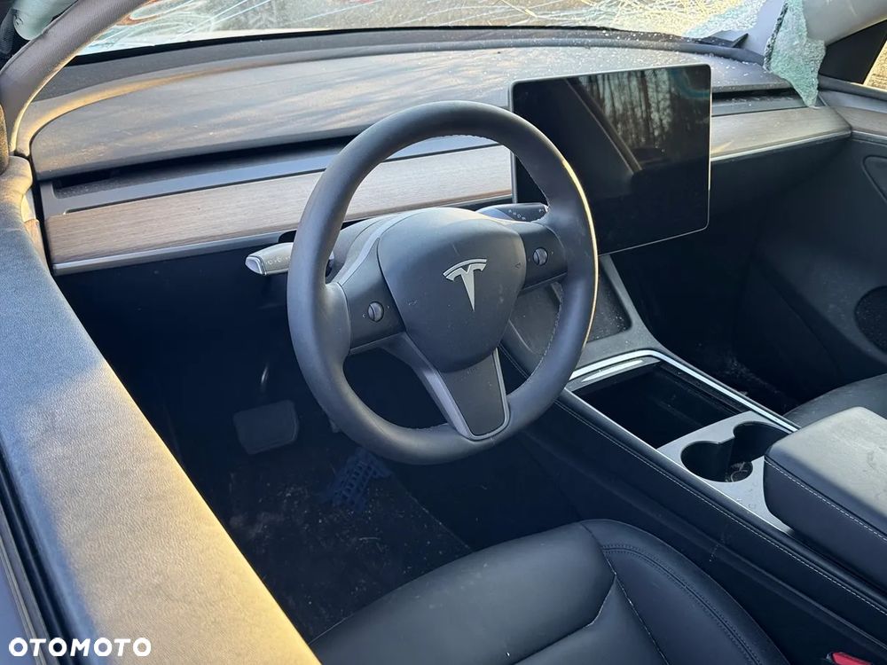 Tesla Model Y - 10