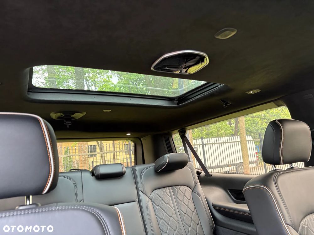 Jeep Grand Wagoneer - 19