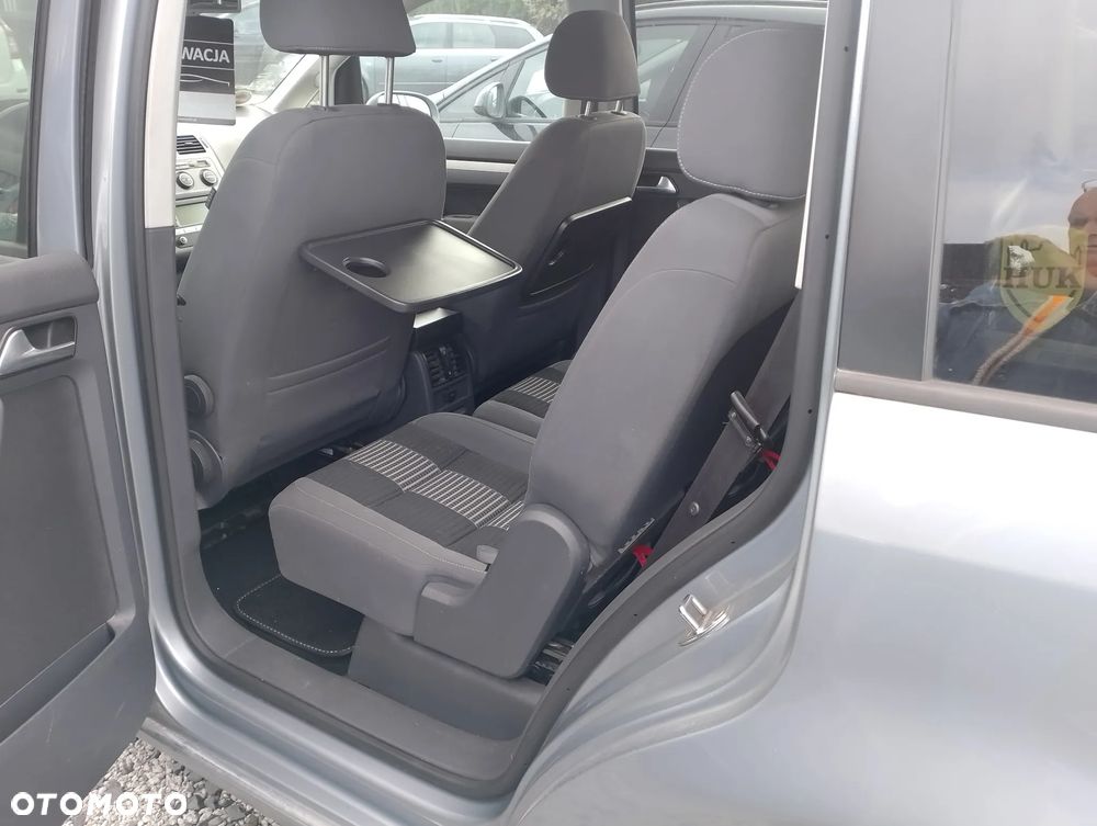 Volkswagen Touran - 11