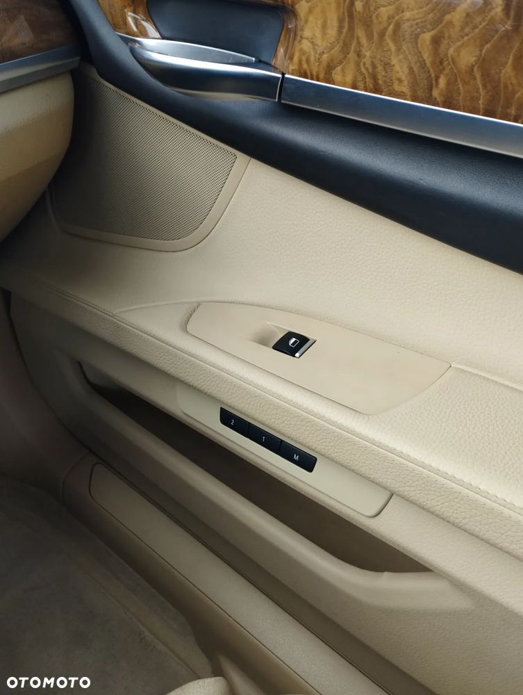 BMW Seria 7 740i - 27