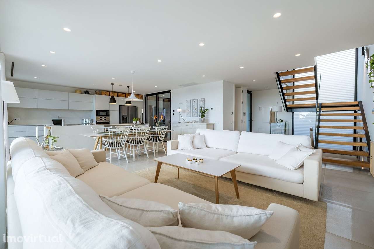 MODERNA E LUXUOSA MORADIA T3 COM PISCINA E GARAGEM PERTO DA MARINA DE - Grande imagem: 4/60