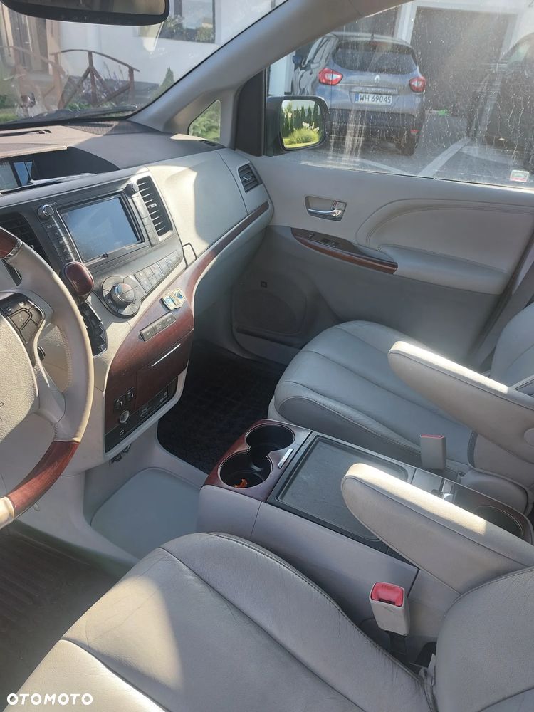 Toyota Sienna 3.5 XLE AWD - 18
