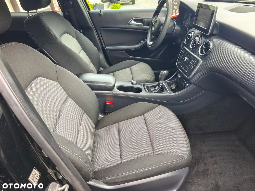Mercedes-Benz GLA 180 Urban - 21