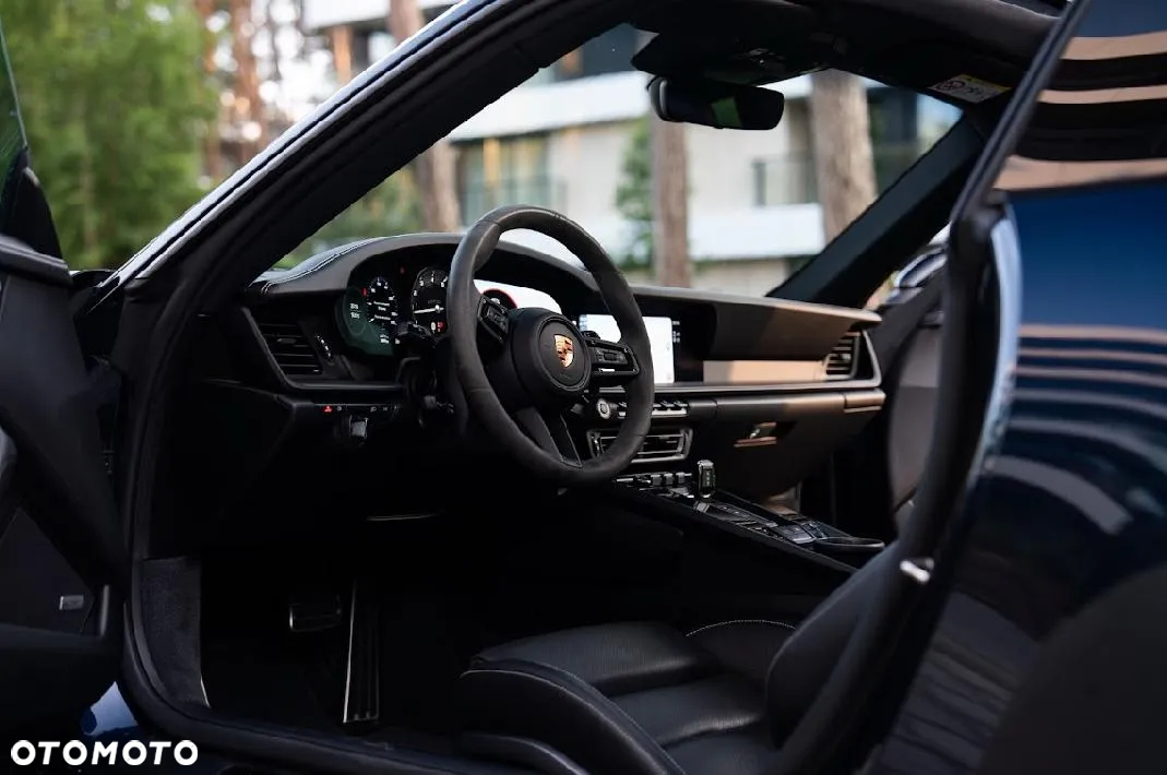 Porsche 911 Carrera 4 GTS - 7