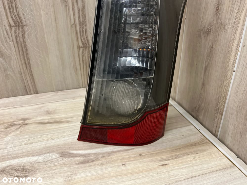 LAMPA TYLNA PRAWA MITSUBISHI GRANDIS - 4