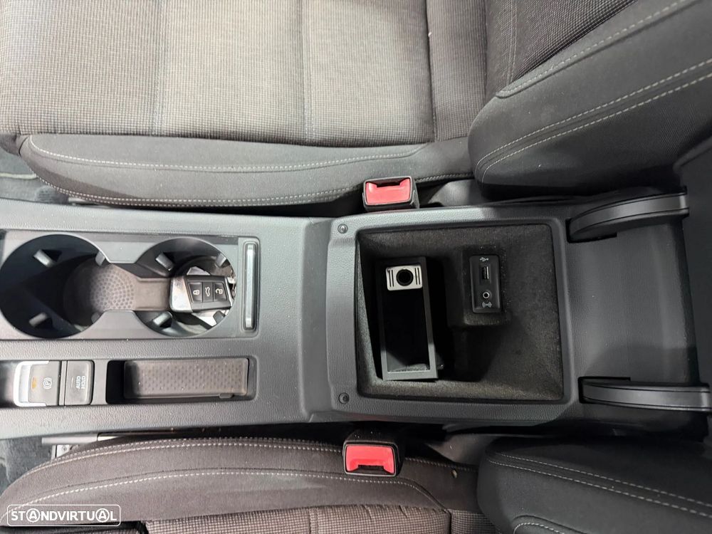 VW Passat 1.6 TDI Business DSG - 32