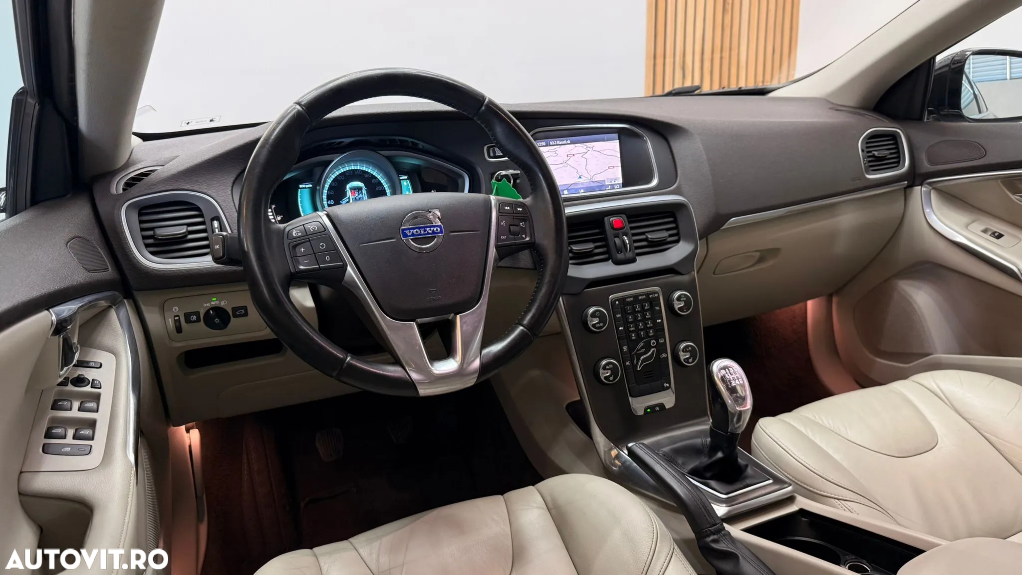 Volvo V40 Cross Country D2 Momentum - 21
