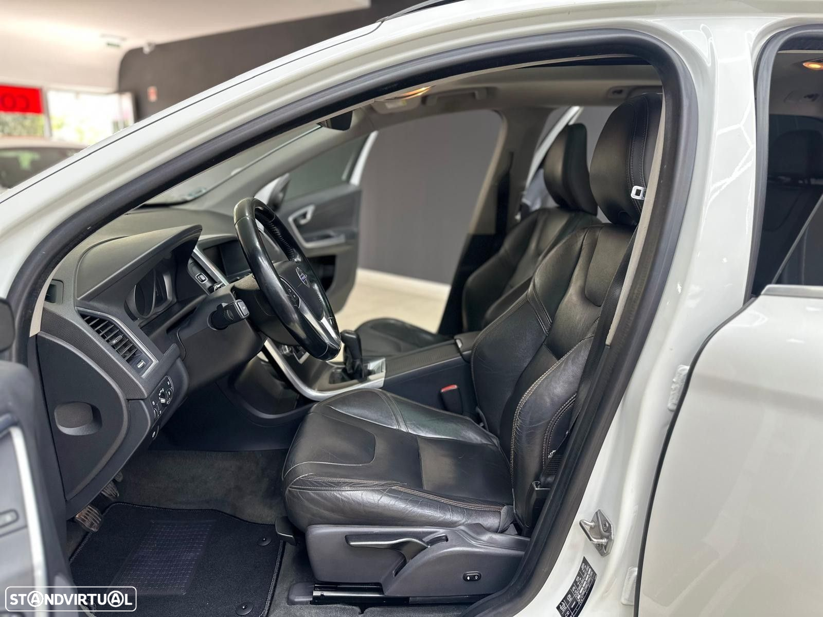 Volvo XC 60 2.0 D4 R-Design Momentum - 14