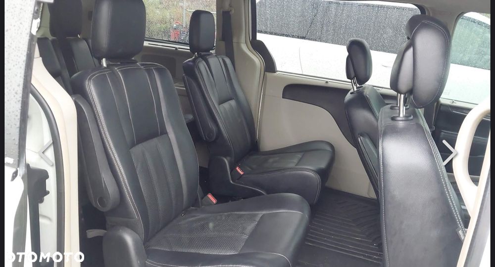 Chrysler Town & Country - 5