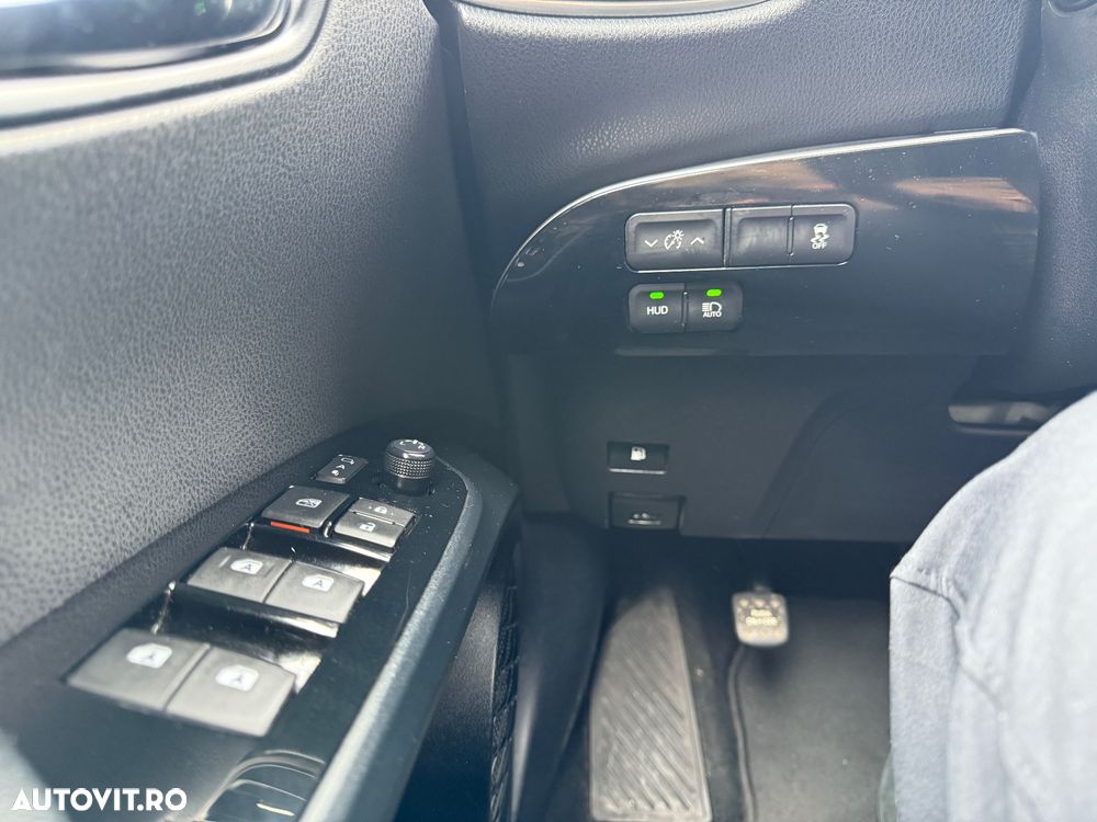 Toyota Prius 1.8 HSD Exclusive Plus - 8
