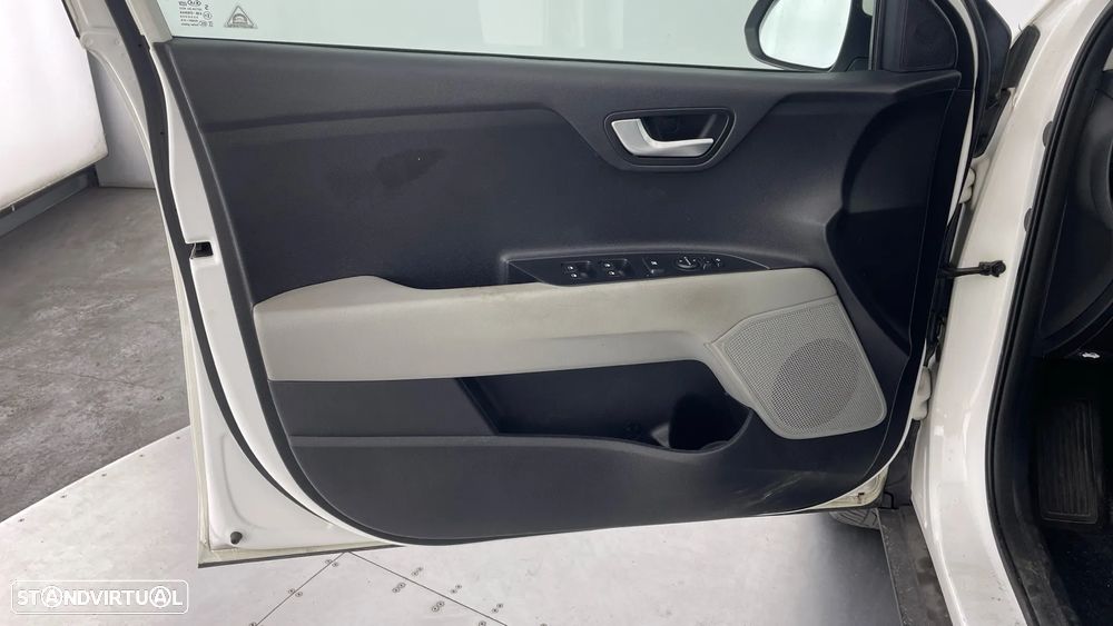 Kia Stonic 1.6 CRDi EX - 14