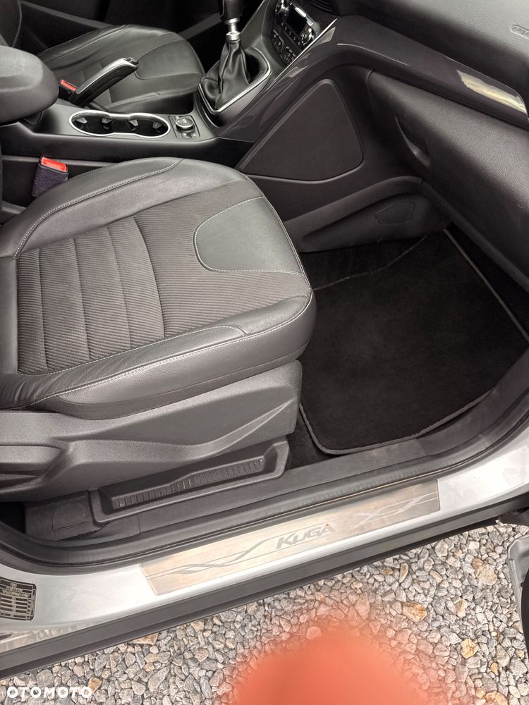 Ford Kuga 2.0 TDCi 2x4 Titanium - 28