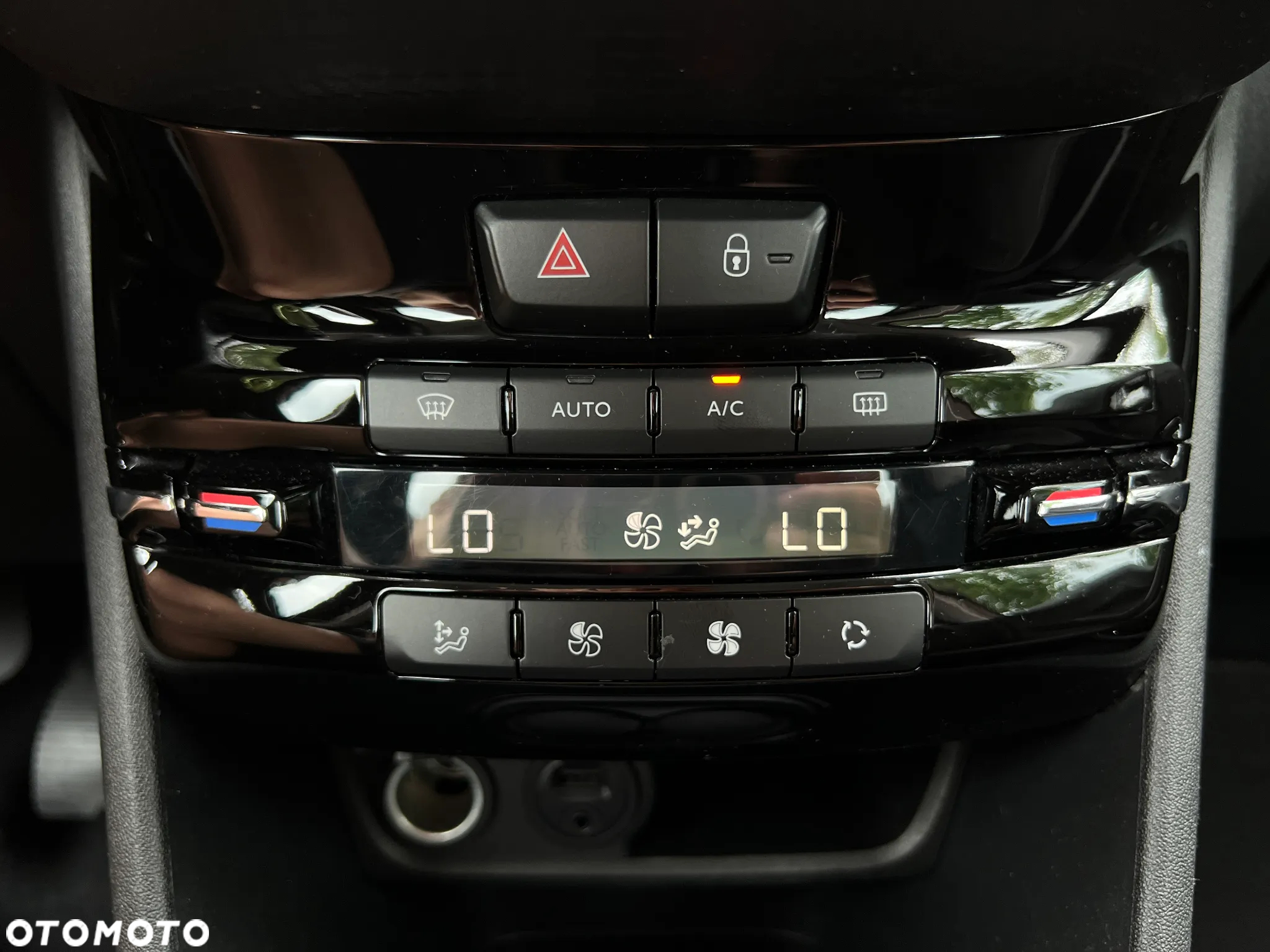 Peugeot 208 - 24