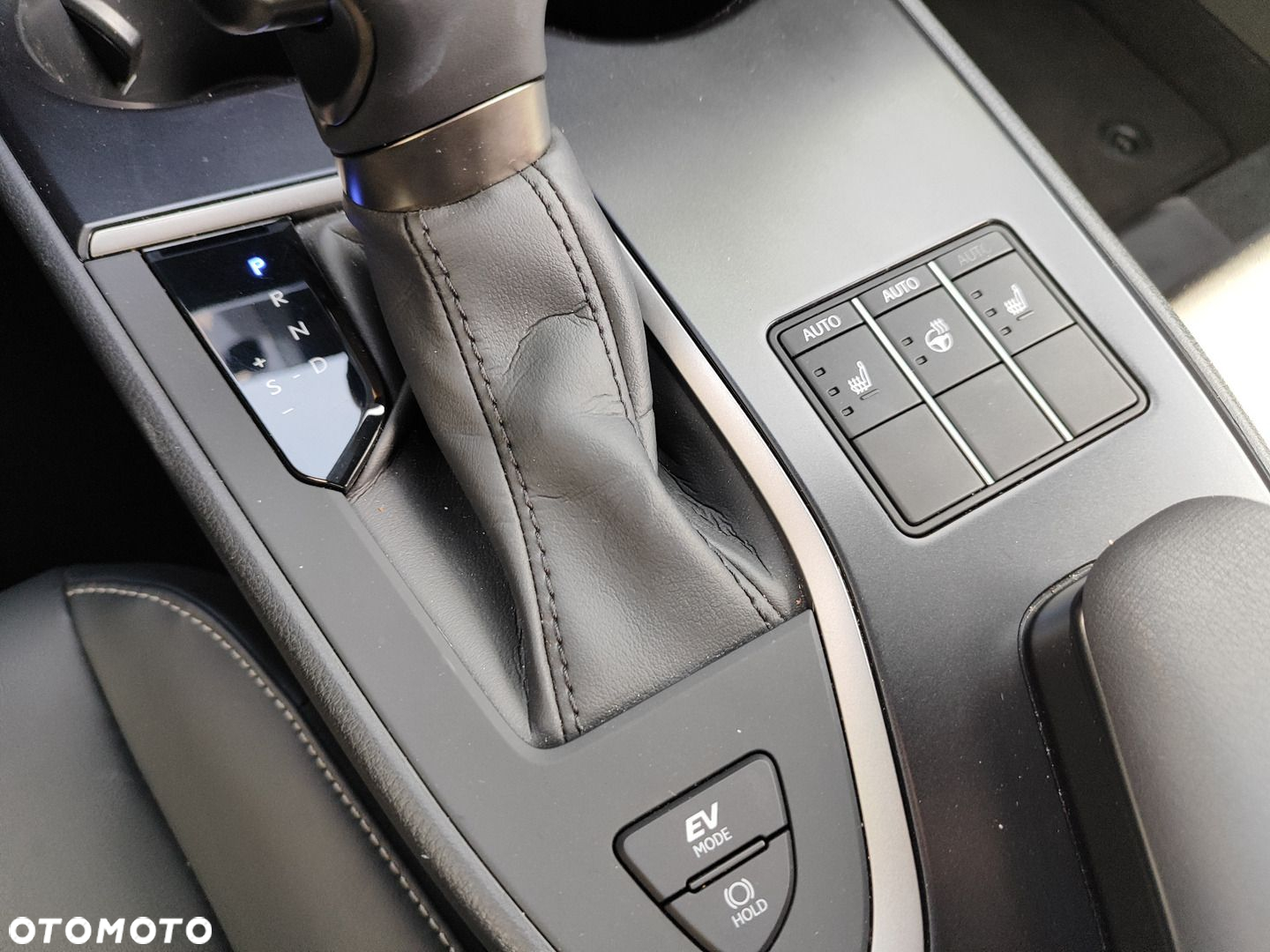 Lexus UX - 30