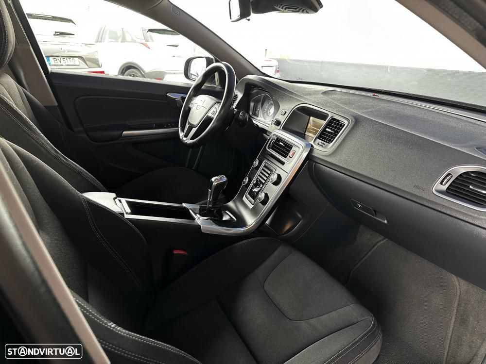 Volvo V60 2.0 D2 Momentum - 34