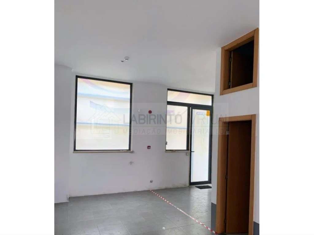 Vende-se Loja em Santo António dos Cavaleiros - Loures - Grande imagem: 5/12