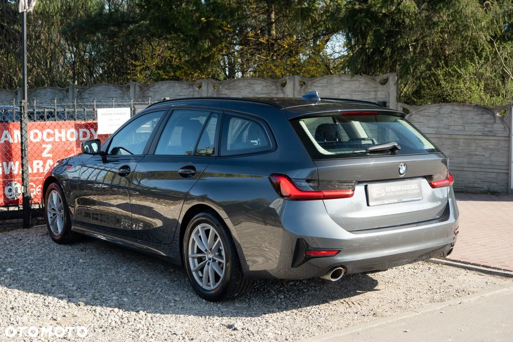 BMW Seria 3 330i Sport Line - 39