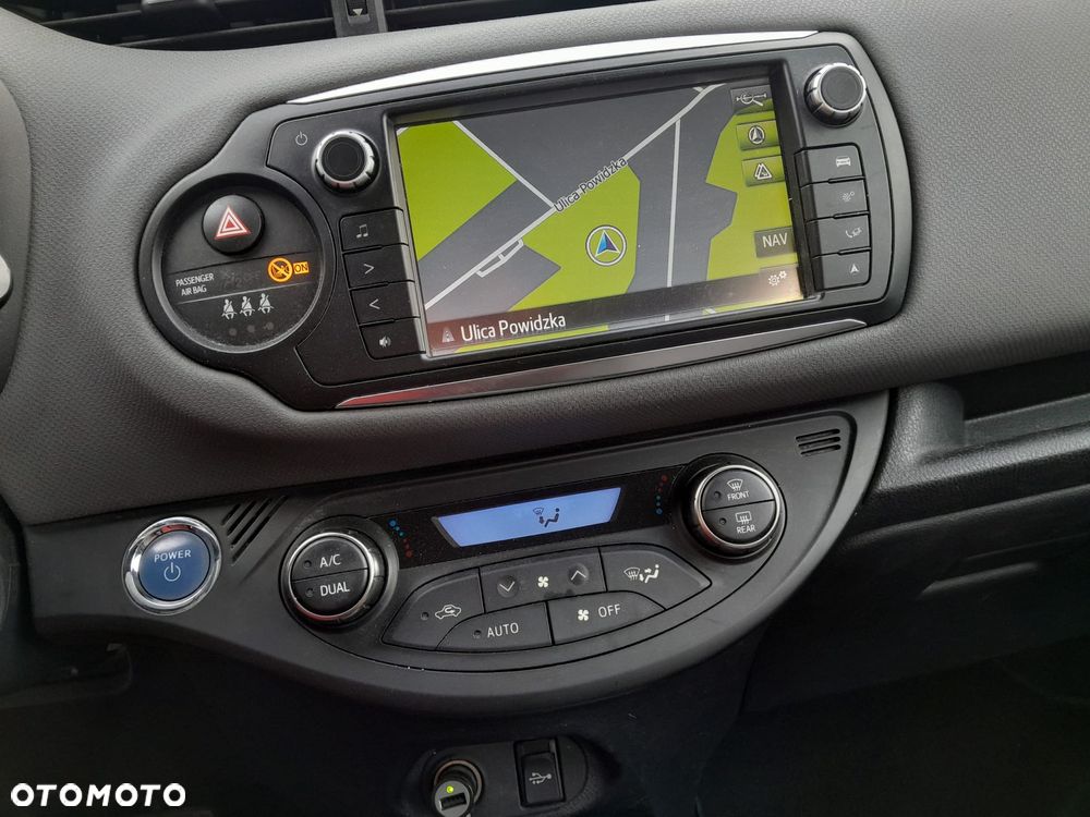 Toyota Yaris Hybrid 100 Business Edition - 10