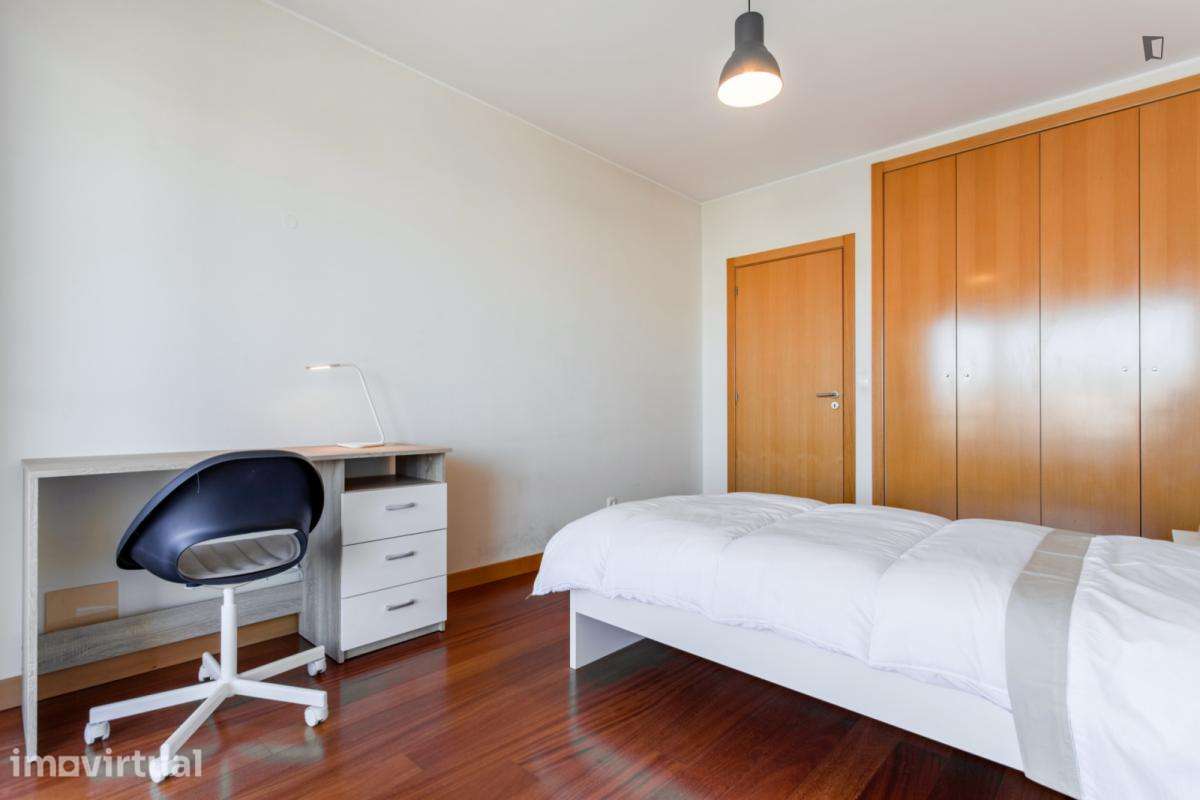 Quarto - localizado em Pedrouços Porto - Grande imagem: 3/9